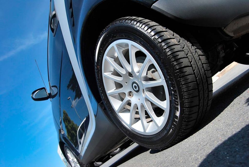 Importancia de revisar el estado de los neumáticos antes del verano